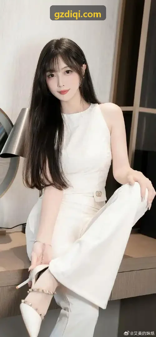 法务人员使用YABO品牌AI法律助手核验采购合同条款与公开法规对照